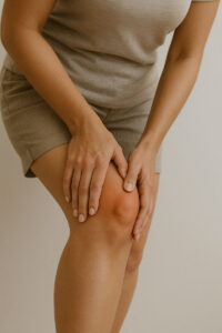 persona con dolor en rodilla